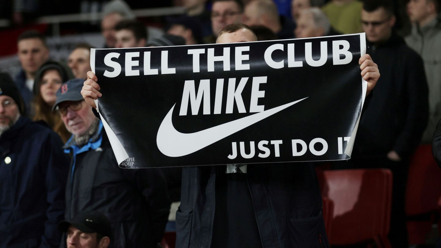 Un aficionado del Newcastle pide la venta del club. (Efe)