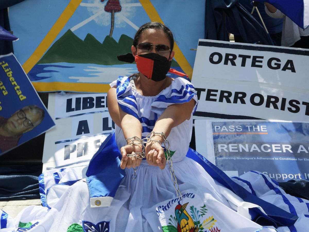 Foto: La activista Carolina Sédiles, de la Coalición por la Libertad de Nicaragua, realiza un plantón frente a la sede de la Organización de Estados Americanos (OEA), hoy, en Washington. (EFE)