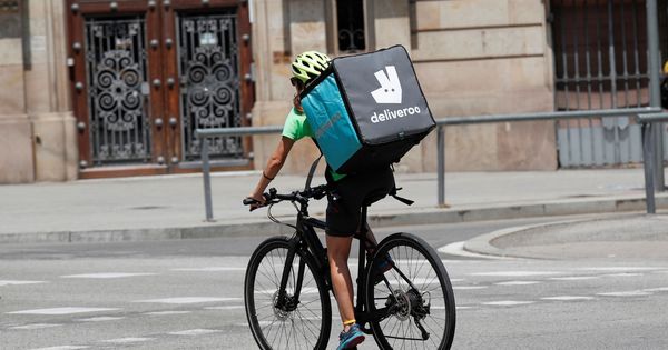 Foto: Un repartidor de Deliveroo en Barcelona. (Reuters)