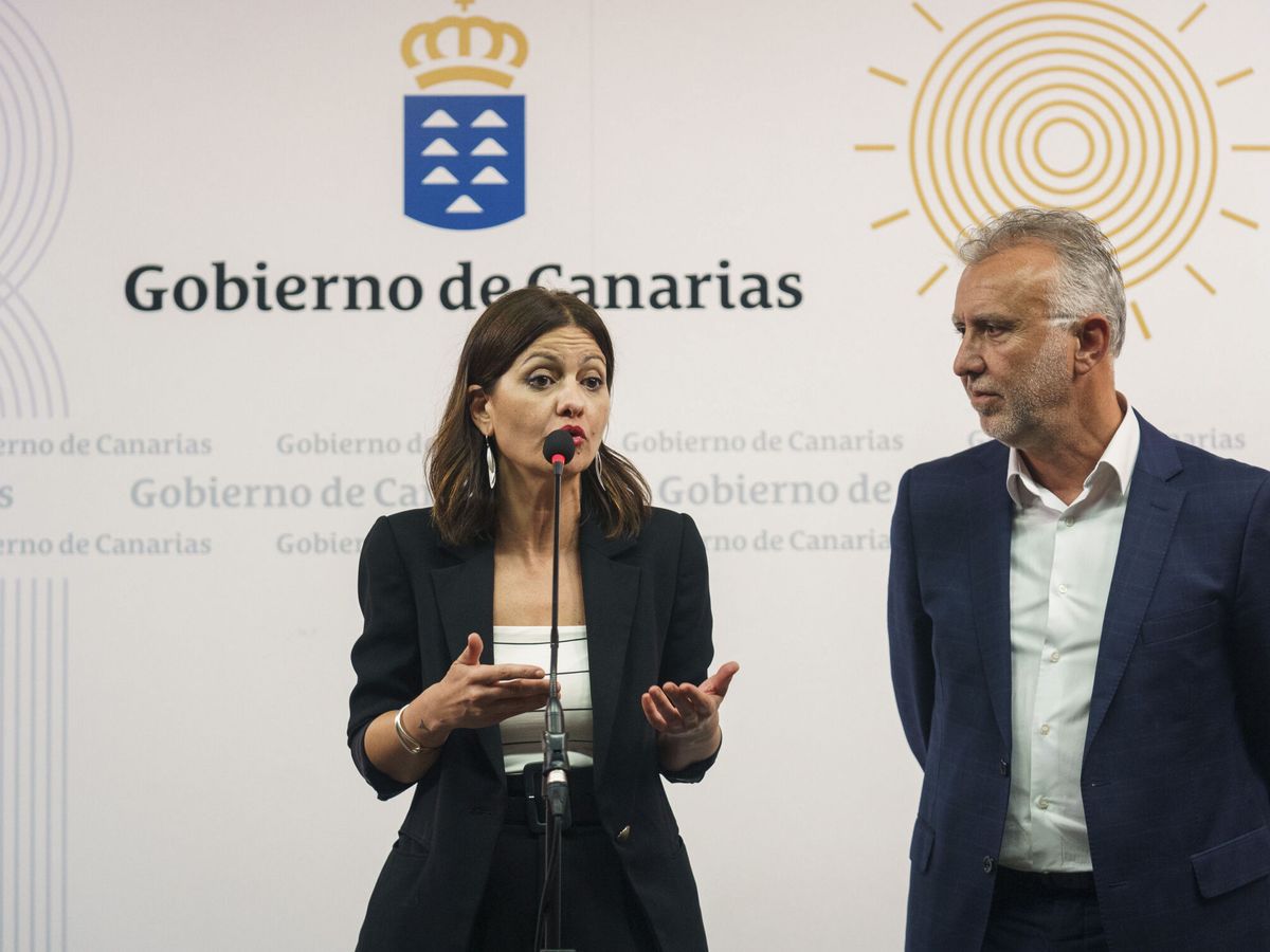 Foto: Sira Rego junto Ángel Víctor Torres. (EFE/Ramón de la Rocha)