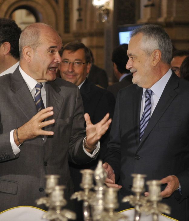 Foto: Los expresidentes andaluces Manuel Chaves (i) y José Antonio Griñán (d) conversan momentos antes de que Susana Díaz, diera una conferencia titulada "Un nuevo tiempo para Andalucía. EFE