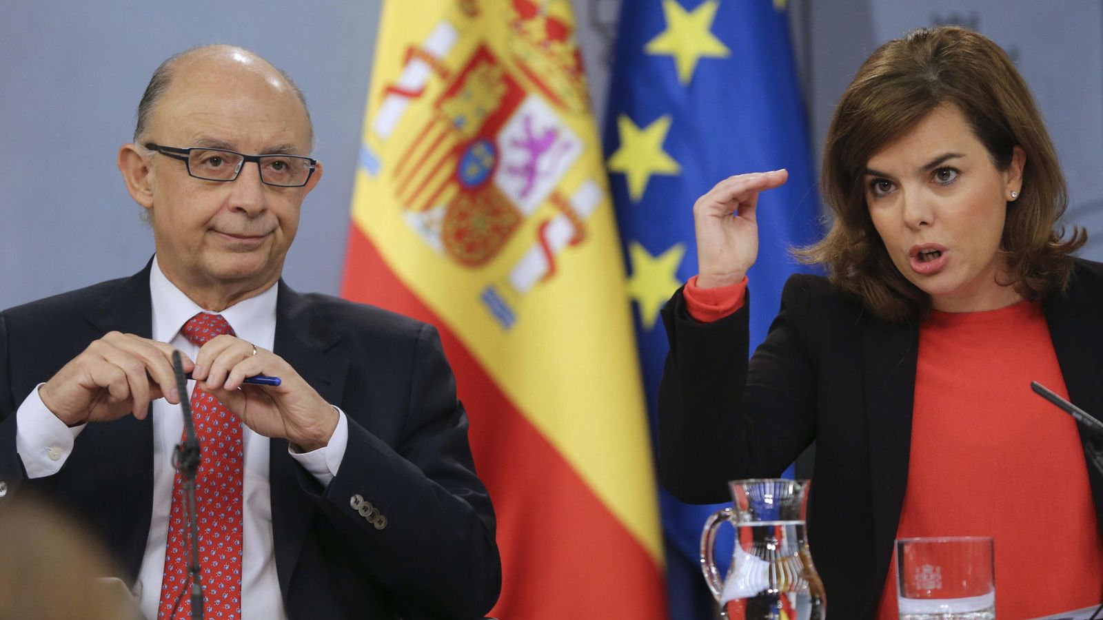 Foto: La vicepresidenta del Gobierno español Soraya Sáenz de Santamaría y el ministro de Hacienda, Cristobal Montoro. (EFE)