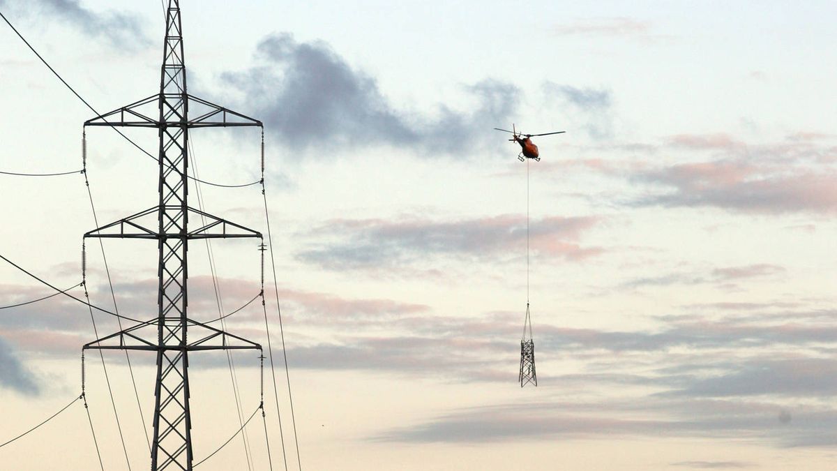 El ingenioso sistema que usa Canarias para cambiar enormes postes de luz desde el aire