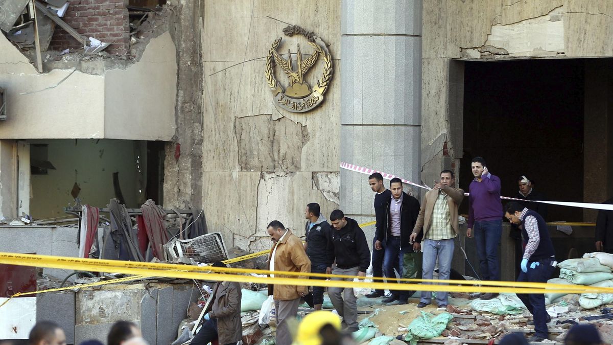 El terrorismo ataca el cuartel general de la Policía en El Cairo