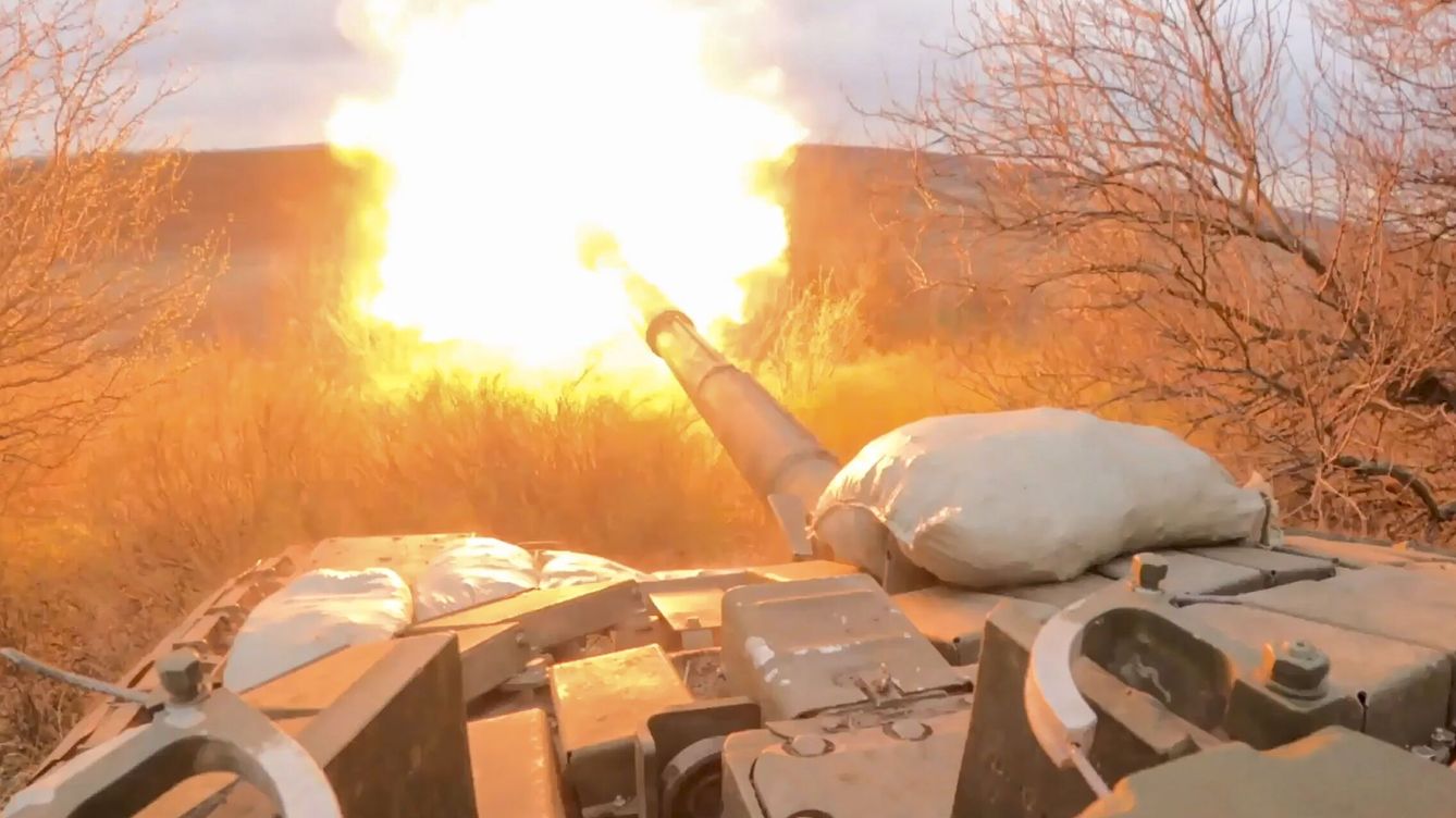 Foto: Un tanque de las tropas rusas cerca del frente de Ucrania. (EFE/Defensa Rusa)