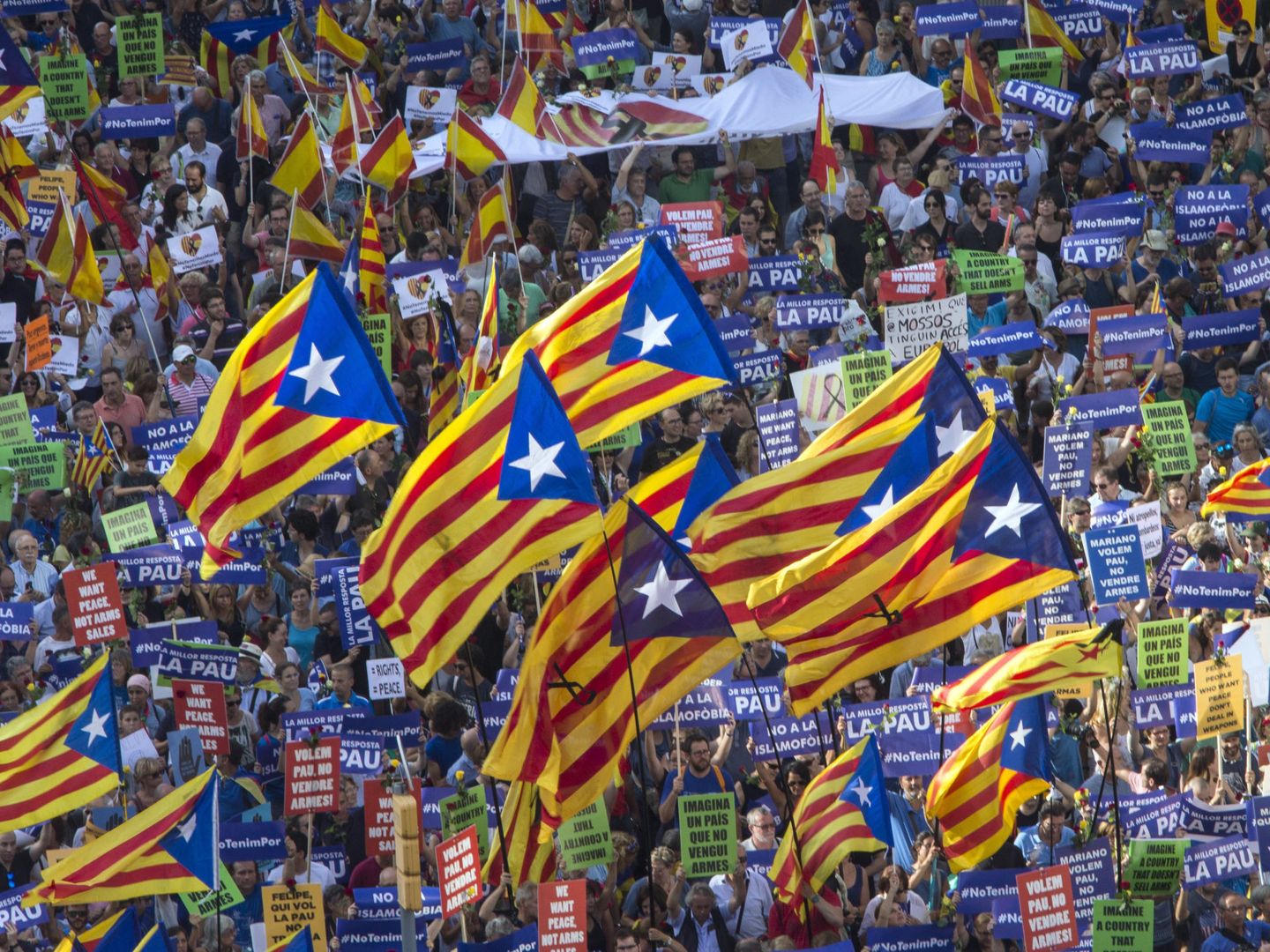 Manifestación contra los atentados yihadistas en Cataluña del pasado verano, llena de esteladas. (EFE)