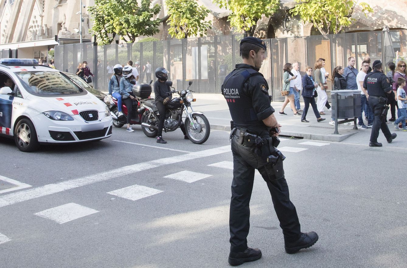 Miembros de los Mossos d'Esquadra patrullan las calles de Barcelona. (EFE)