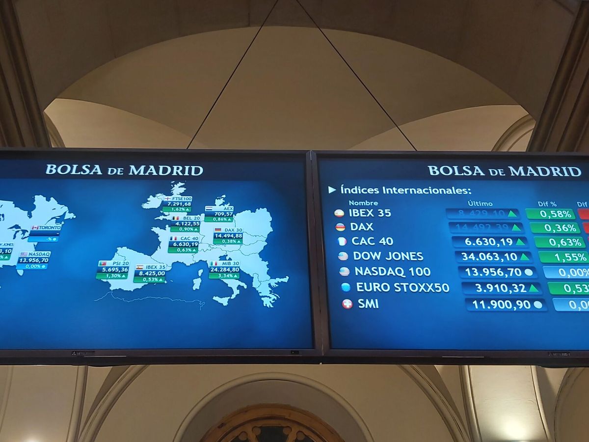 Foto: Pantallas que muestran la evolución de las bolsas internacionales en el Palacio de la Bolsa de Madrid. (EFE/ Altea Tejido)