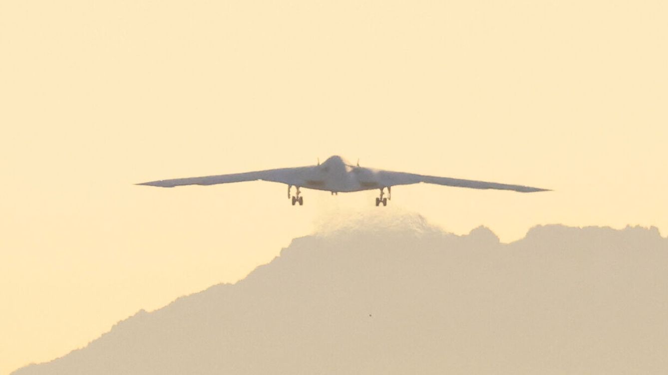 Foto: El B-21 despegando en Palmdale, California. (David Swanson/Reuters)