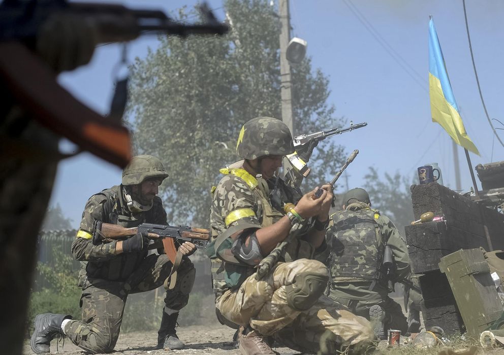 Foto: Soldados ucranianos combaten con insurgentes prorrusos en la ciudad de Ilovaysk, en el este de Ucrania (Reuters).