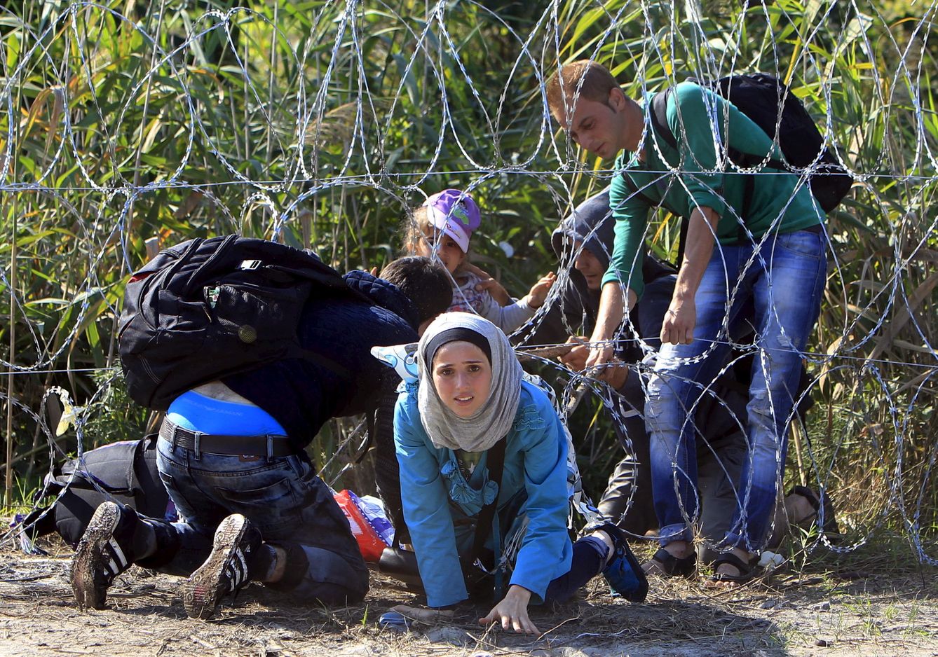 Un joven siria y su familia entran en Hungría por un punto cercano a Roszke.(Reuters)