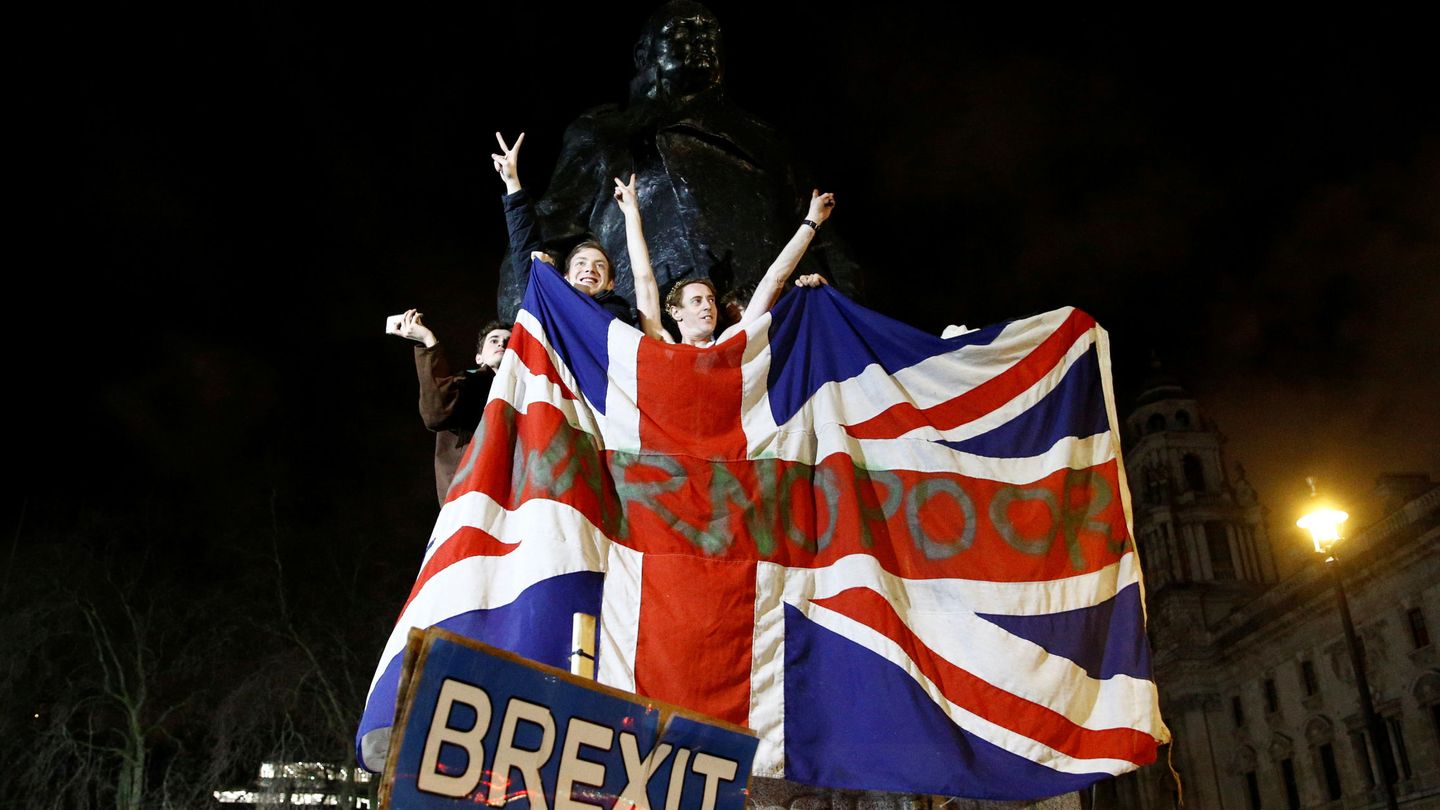 Varios ciudadanos londinenses celebran la ruptura con la UE en la noche del 31 de enero. (Reuters)