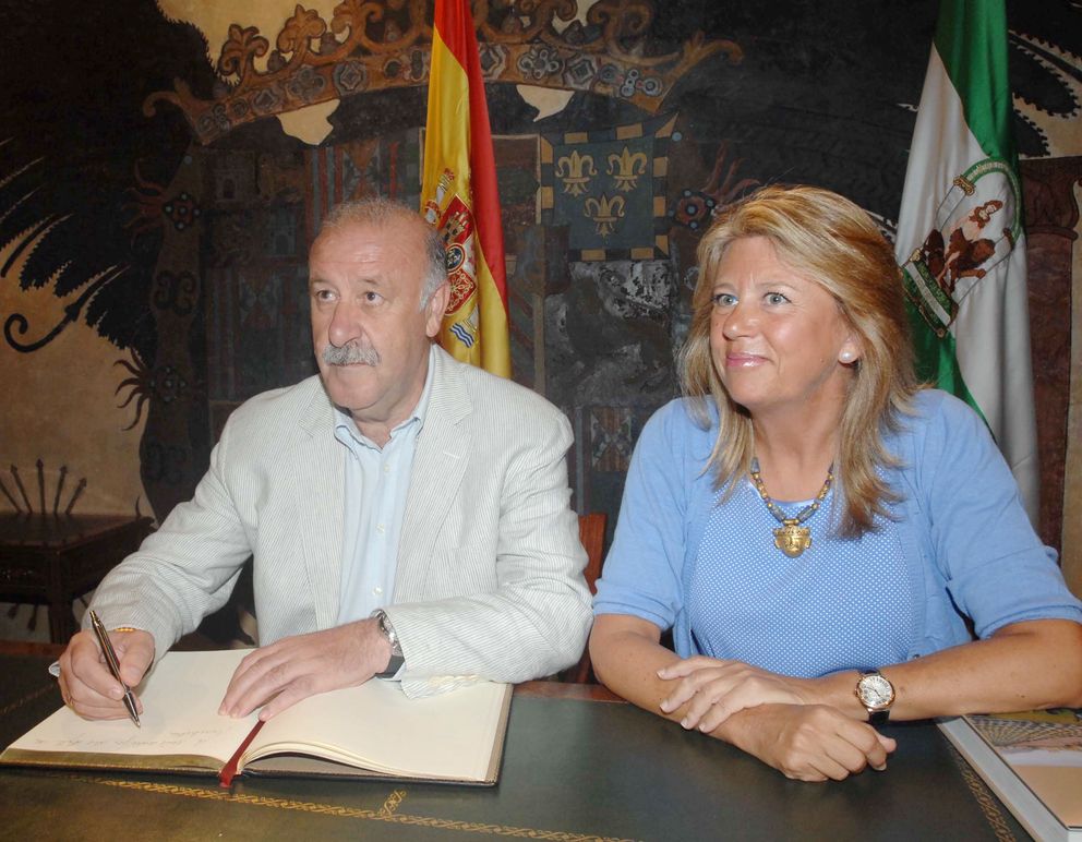 La alcaldesa junto a Vicente del Bosque (Gtres)