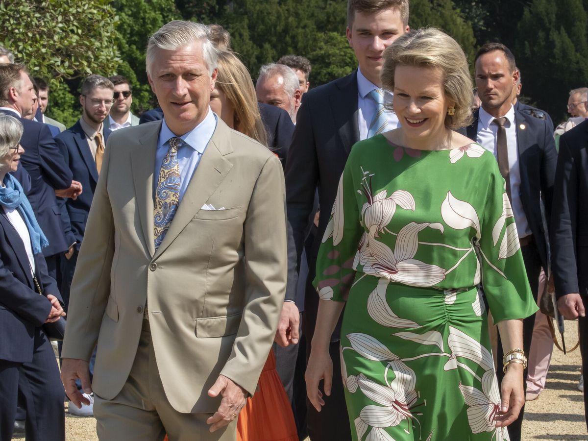 Foto: Los reyes de Bélgica, durante su fiesta en los jardines de Laeken. (EFE/EPA/Julien Warnand)