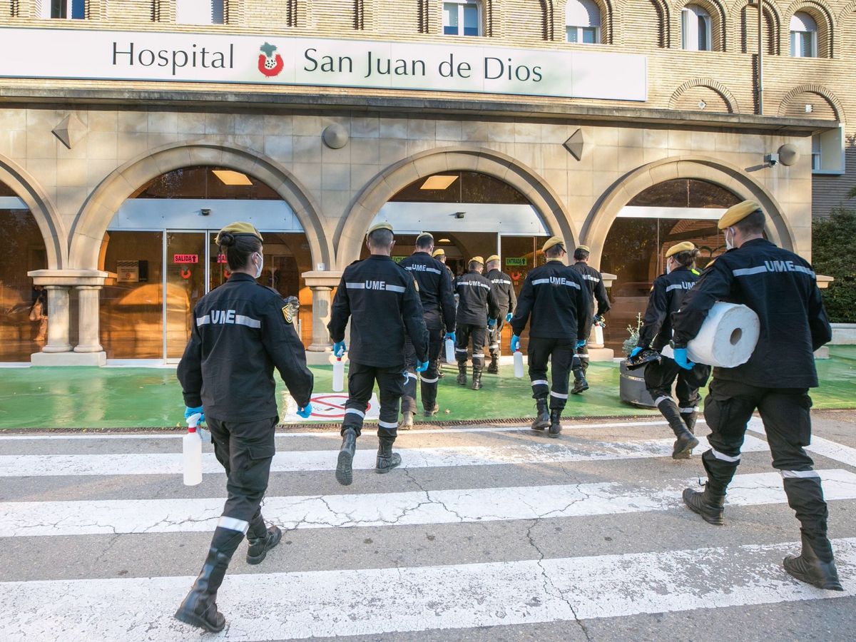 Foto: Soldados de la UME desinfectan hospital de Zaragoza. (EFE)