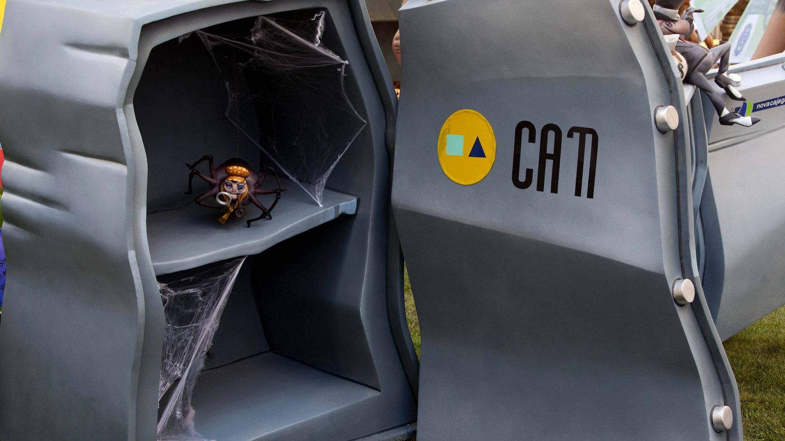 Foto: Una caja fuerte de la CAM con telarañas en su interior en las Fallas de Valencia de 2012. (EFE)
