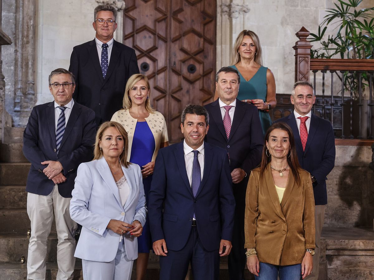 Foto: Mazón posa con sus consejeros tras el cambio de gobierno. (EP)