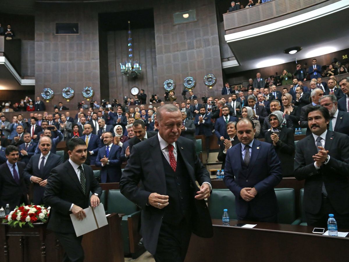 Foto: El Parlamento tuco, con el presidente del país, Recep Tayyip Erdogan, en el centro de la imagen. (EFE)