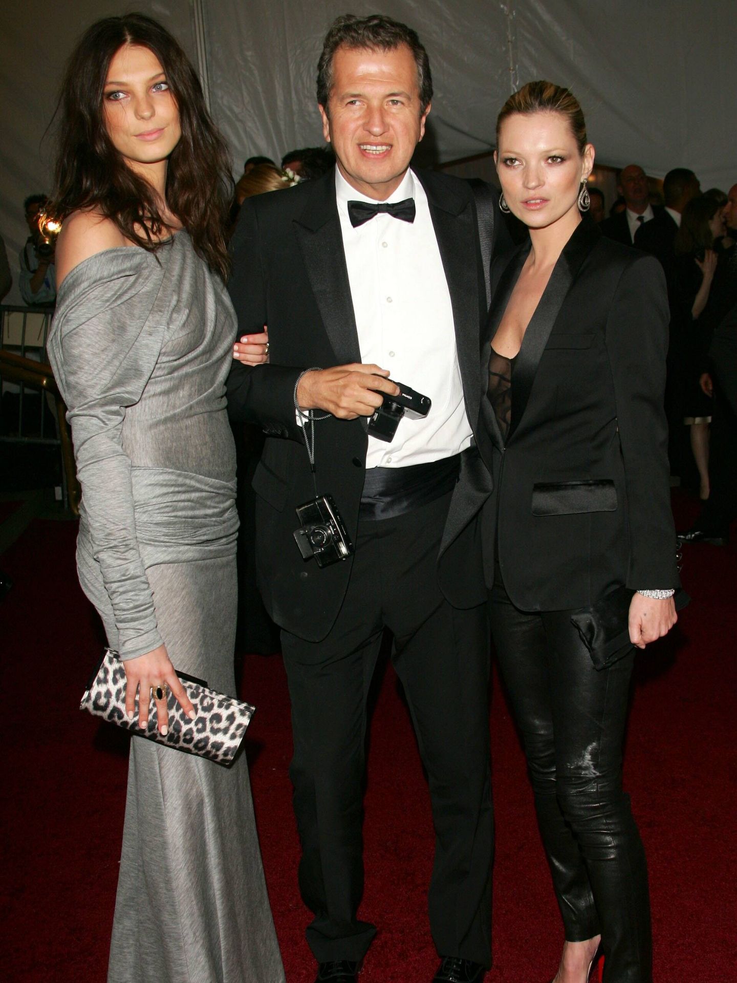 Kate Moss junto a Mario Testino y Daria Werbowy. (Getty Images)