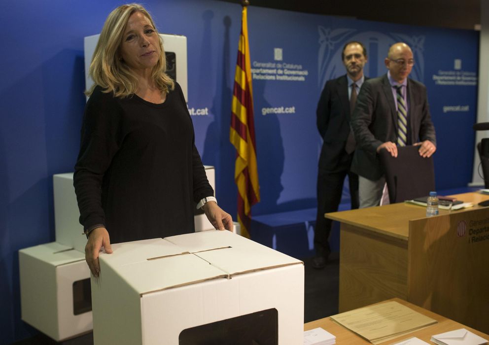 Foto: La vicepresidenta de la Generalitat, Joana Ortega, posa con las urnas del 9-N. (Efe)