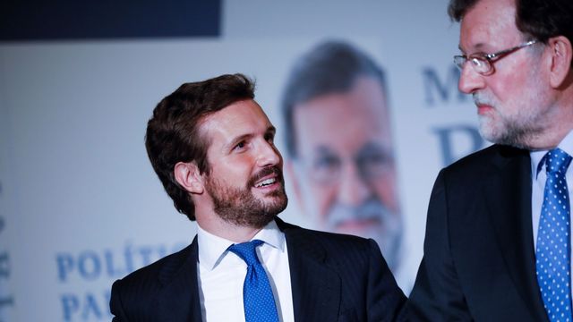 Mariano Rajoy (d), acompañado por el presidente del PP, Pablo Casado. (EFE/David Fernández)