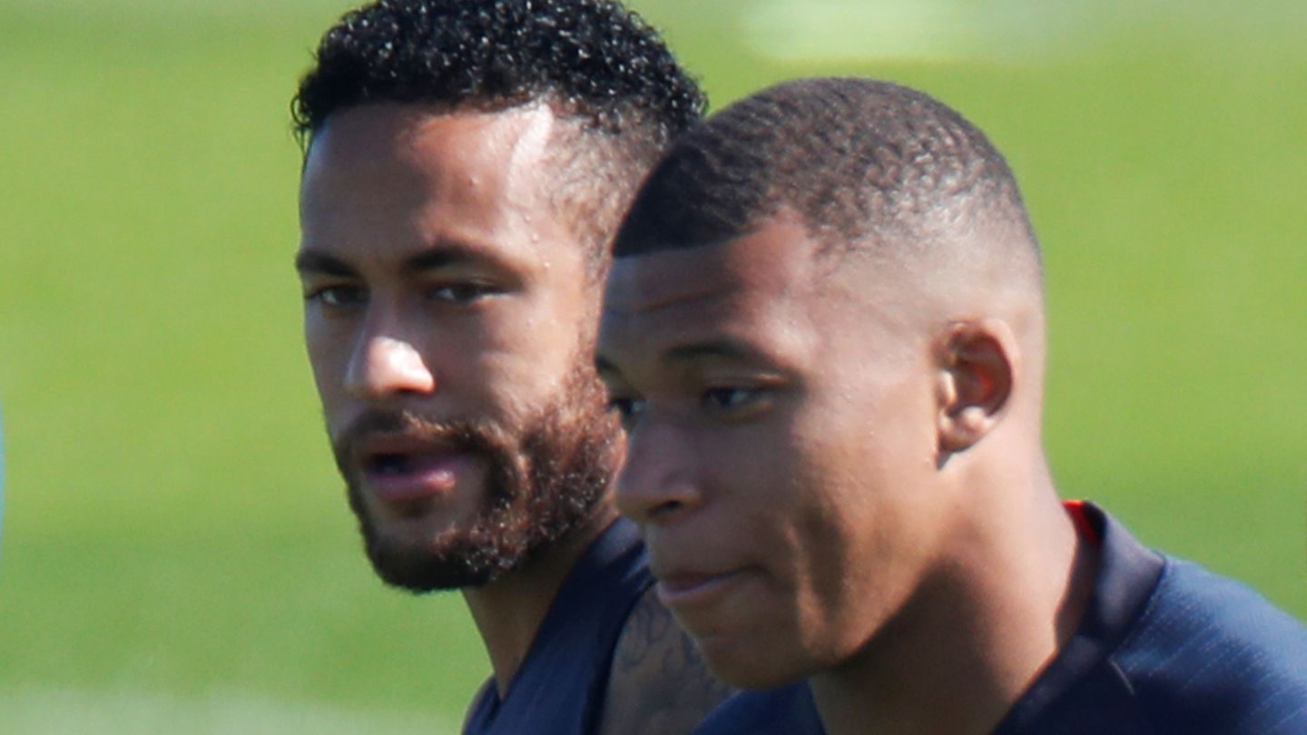 Neymar, junto a Mabppé, en un entrenamiento del PSG. (EFE)