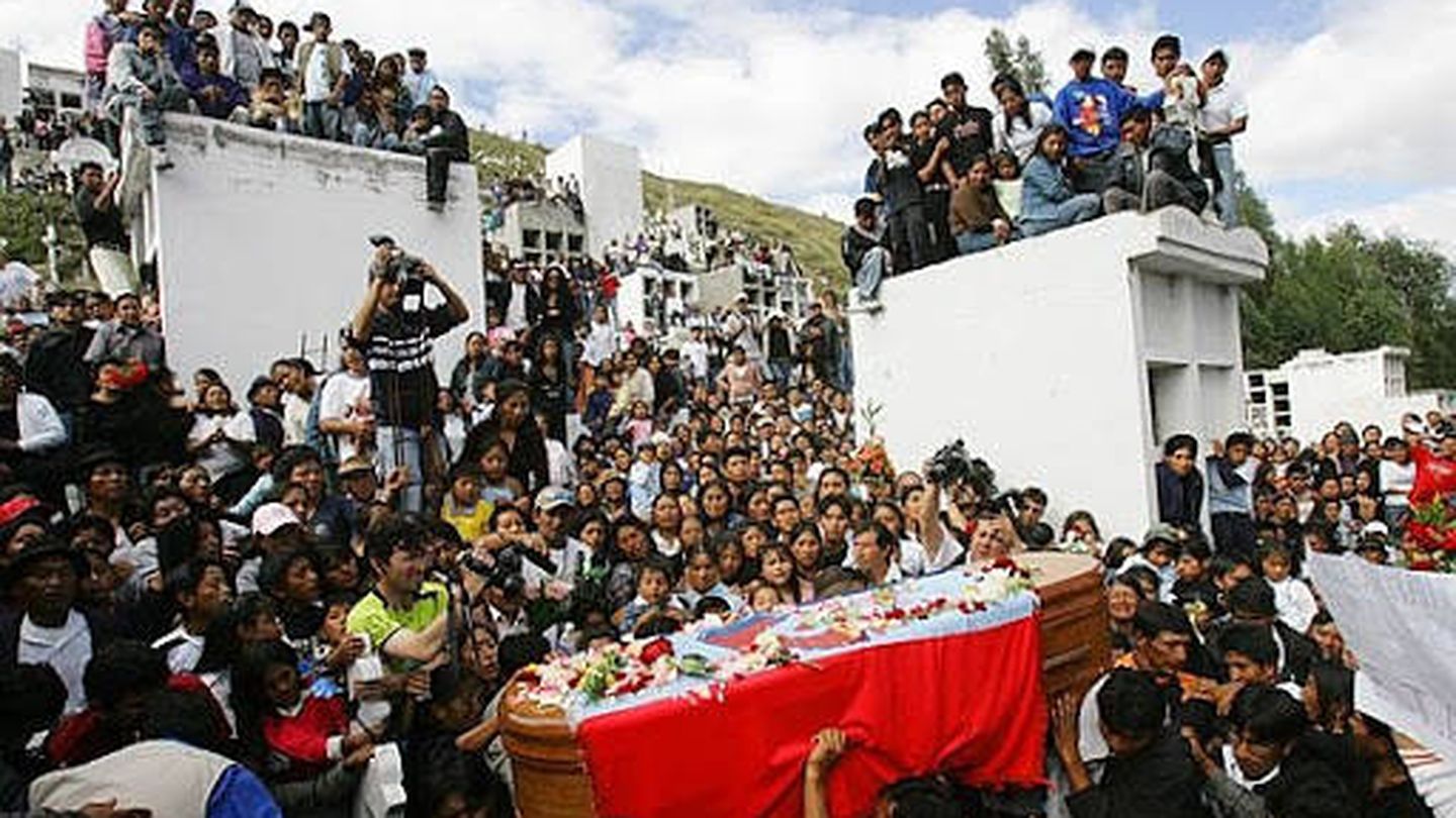 Imagen del entierro de Carlos Alonso Palate Sailema, uno de los asesinados en la T4.