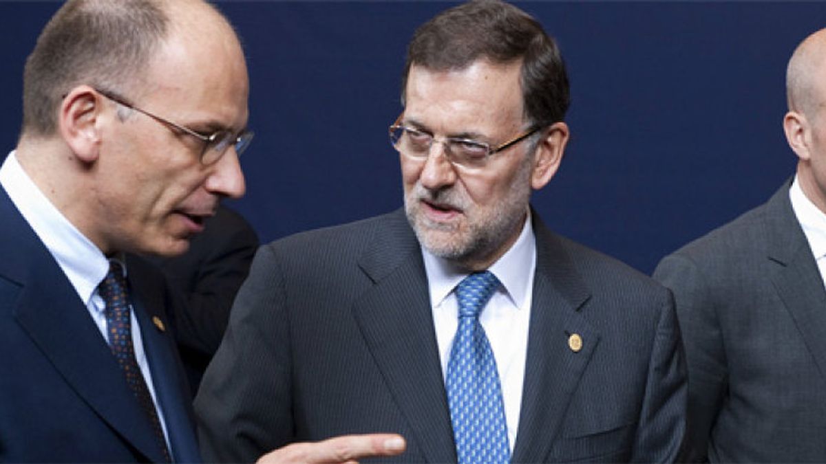 Rajoy elude responder a Aznar pero recalca que no va a "cambiar el rumbo" de su política