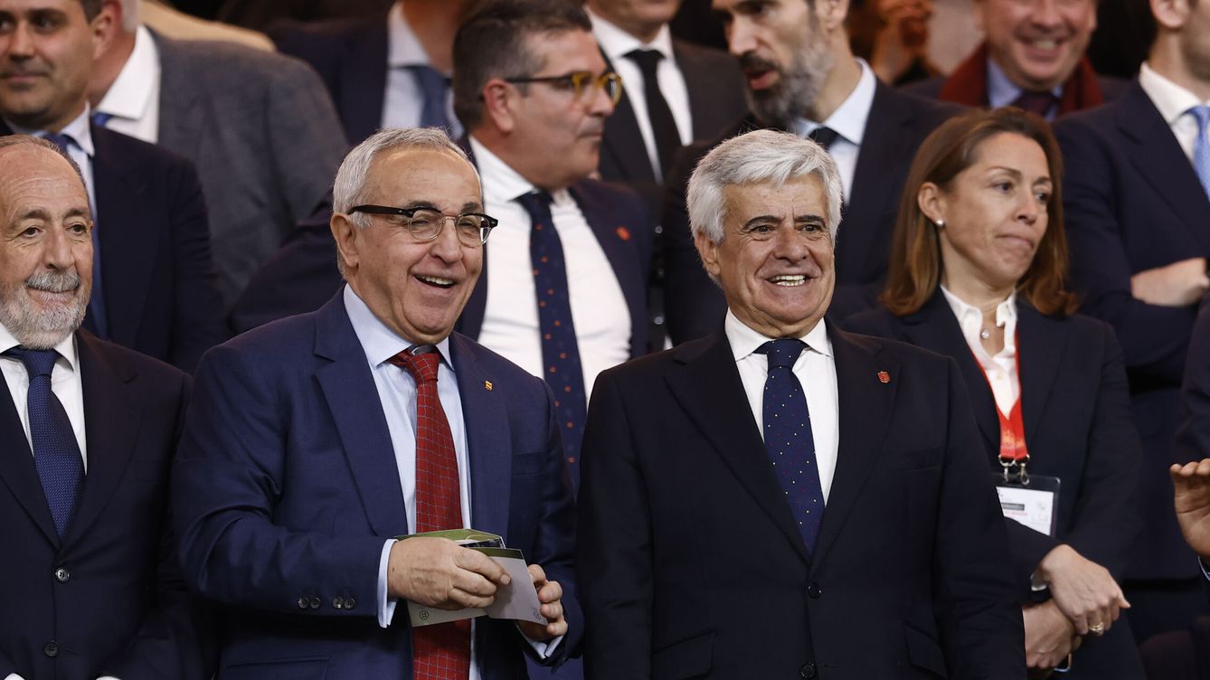 Foto: Alejandro Blanco y Pedro Rocha, en el palco del Bernabéu. (AFP7)