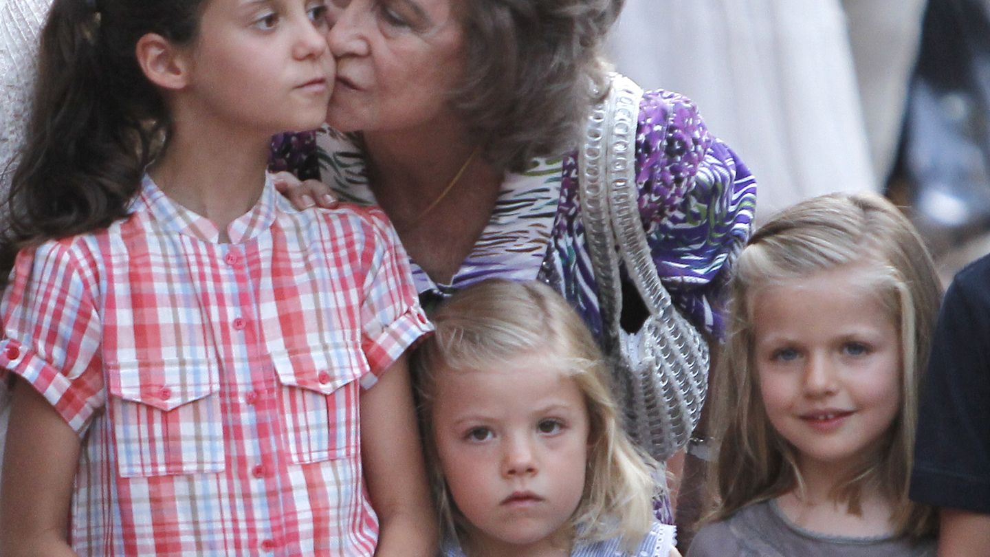 La reina Sofía besa a su nieta Victori Federica. En la imagen con las infantas Leonor y Sofía (Gtres)