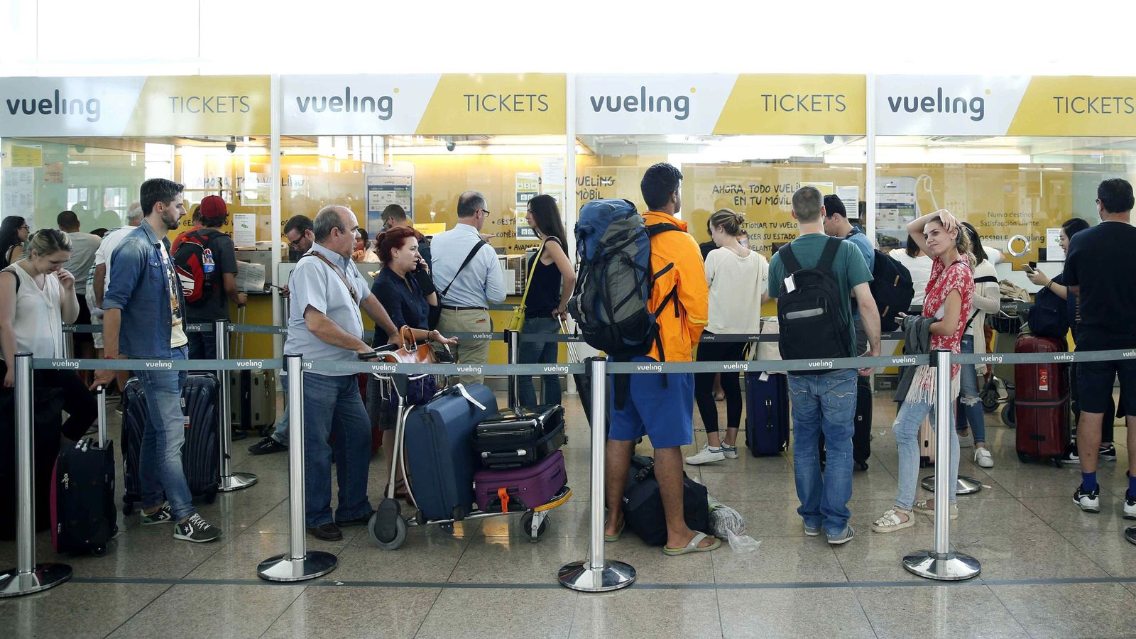 Foto: Menos colas ante los mostradores de Vueling el pasado martes. (EFE)