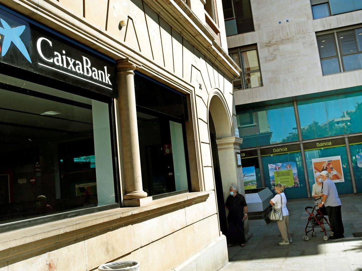 Foto: Oficinas de Bankia y Caixabank