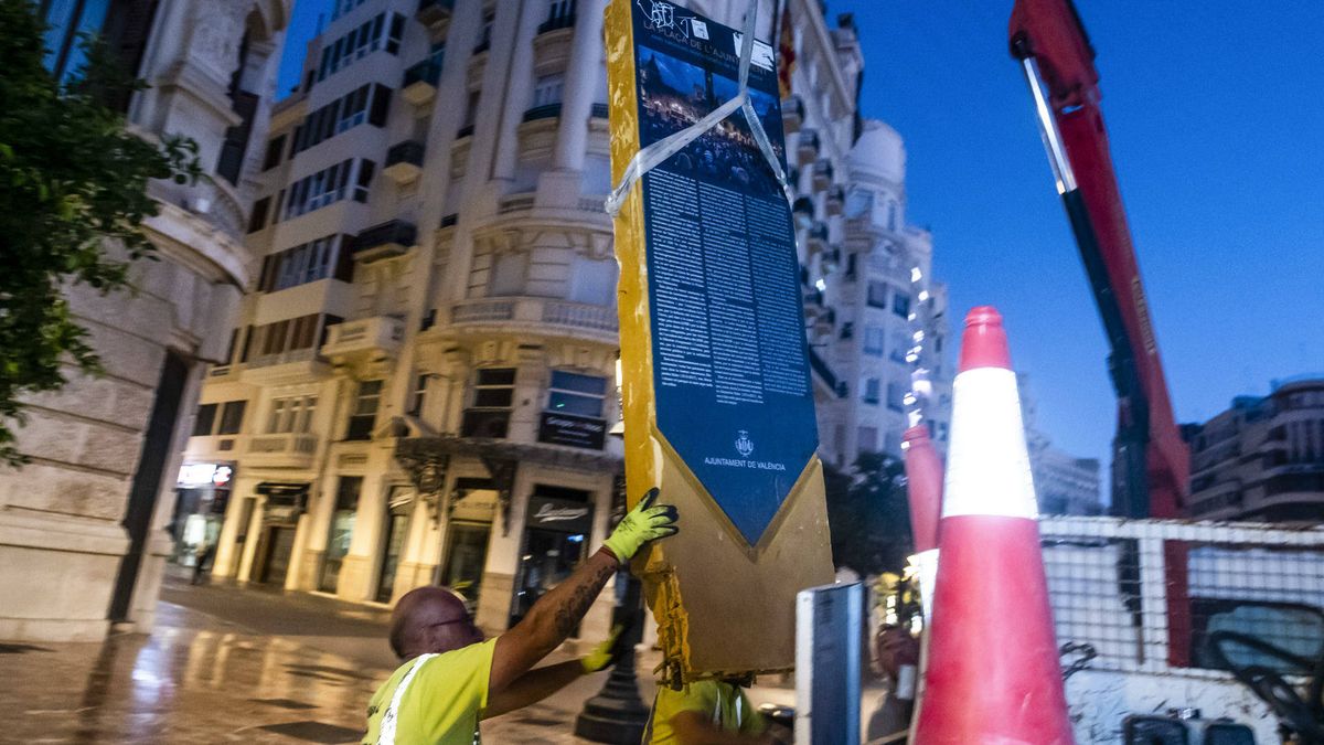 Valencia retira el monolito en homenaje al 15-M de la plaza del Ayuntamiento