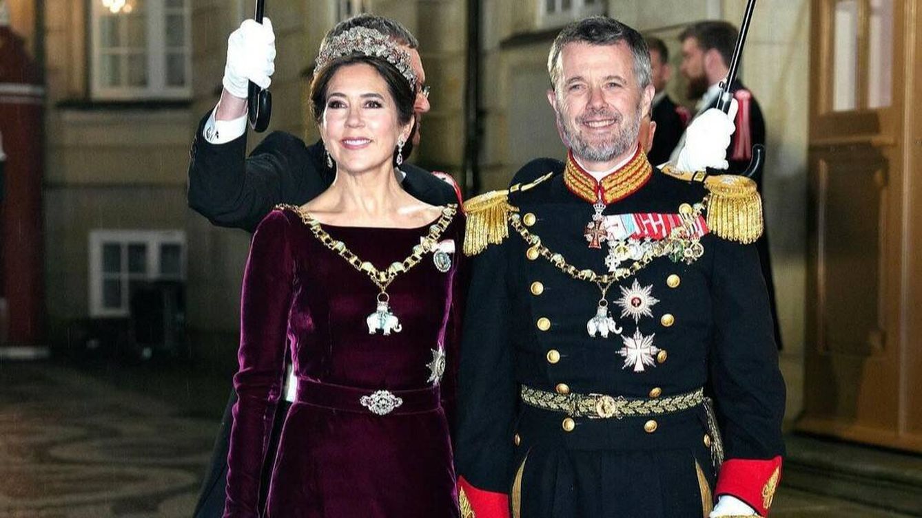 Federico y Mary, llegando a la cena de Año Nuevo con sus insignias de la Orden del Elefante. (Casa Real danesa)