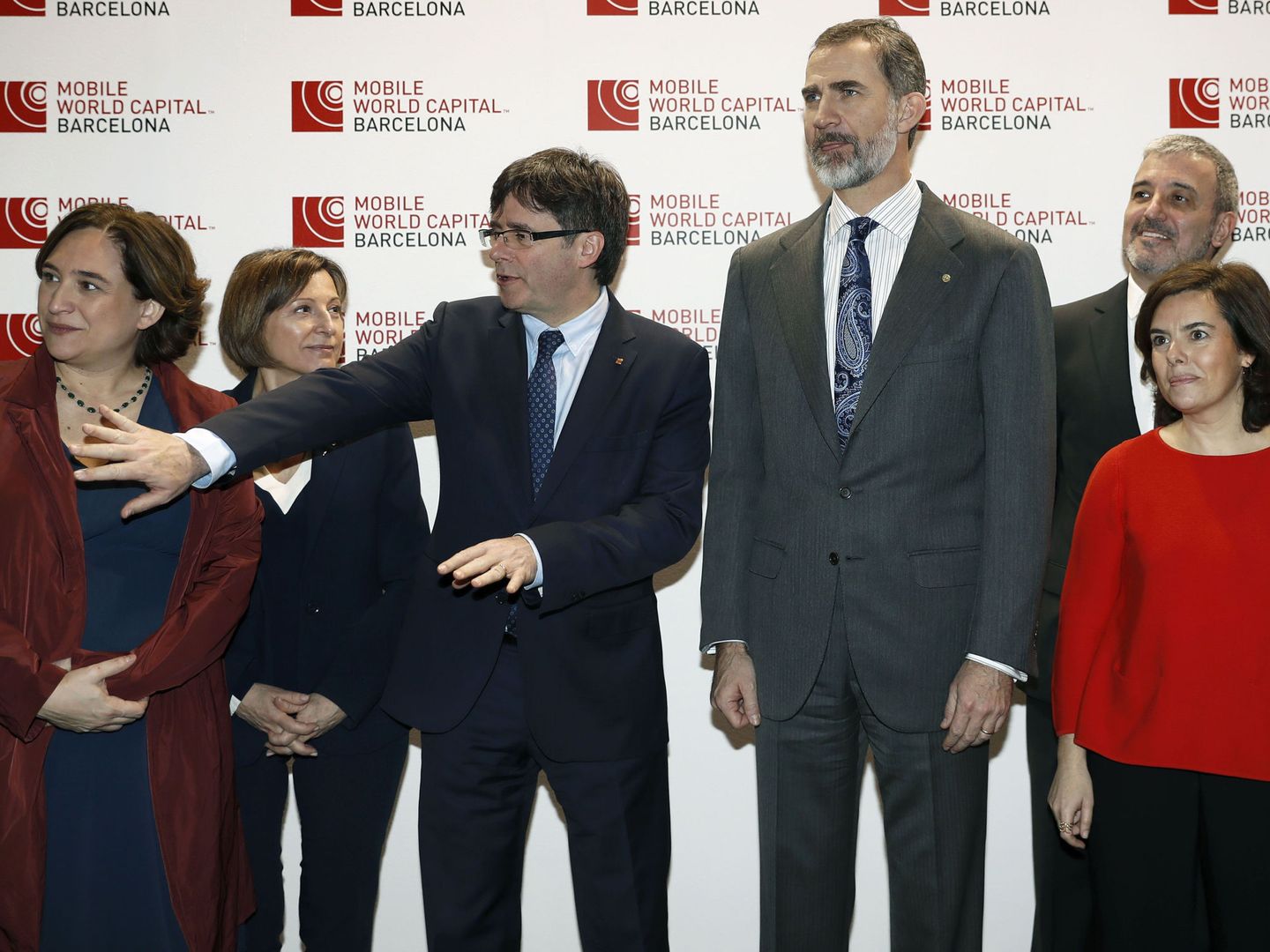 Colau, Forcadell, Puigdemont, el Rey y Sáenz de Santamaría en la inauguración de la última edición. (EFE)