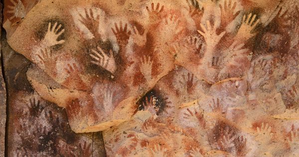 Foto: Pinturas rupestres aborígenes en una cueva de la Patagonia argentina. (iStock)