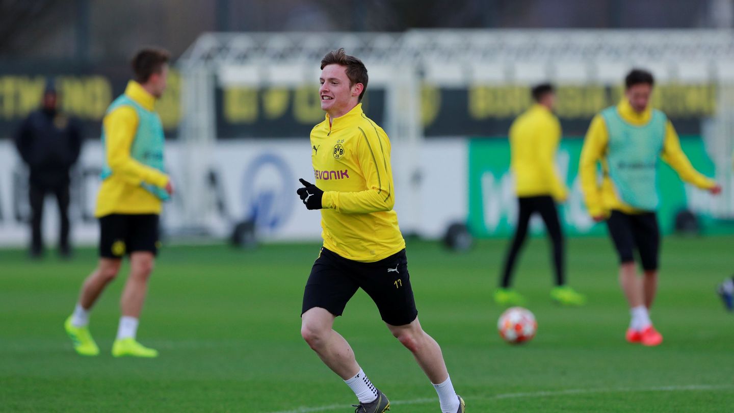 Sergio Gómez calienta en un partido del Borussia Dortmund. (Reuters/Andrew Couldridge)