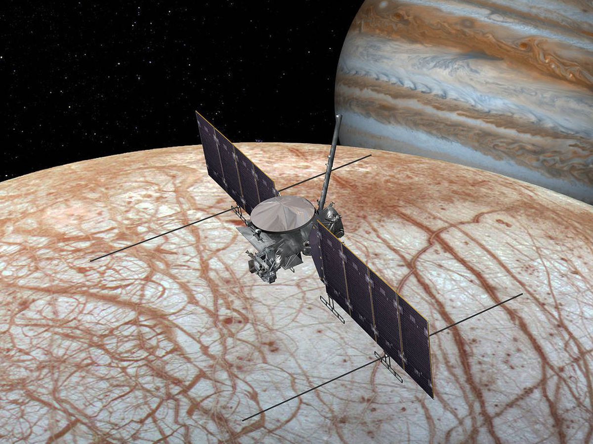 Foto: Una recreación de la Europa Clipper sobrevolando el satélite de Júpiter (NASA)