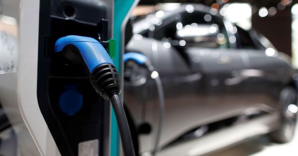 Foto: Un coche eléctrico expuesto en el Salón Internacional del Automóvil de París. (EFE)