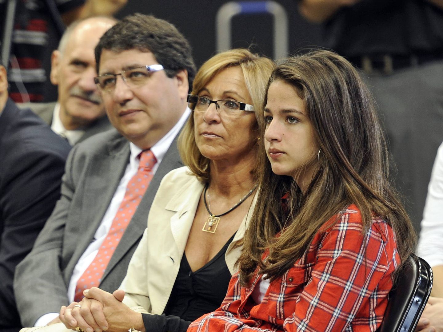 Laia, hermana de Ricky Rubio, y sus padres, Tona Vives y Esteve Rubio, en 2011 en Minnesota. (EFE)