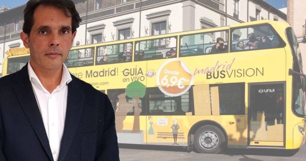 Foto: Rafael Jiménez Dorado, junto a su autobús turístico. (EC)