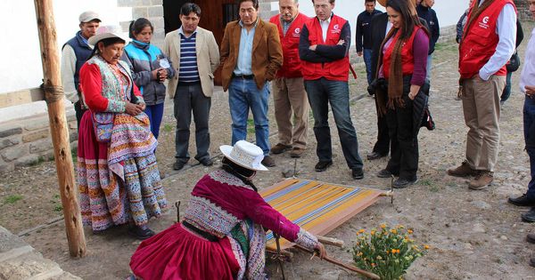 Foto: Gonzalo Robles, en el centro con chaleco rojo, visita los proyectos de la AECID en Perú. (AECID)