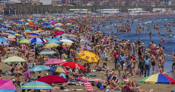Foto: Miles de personas se concentran en la playa en Valencia. (EFE)