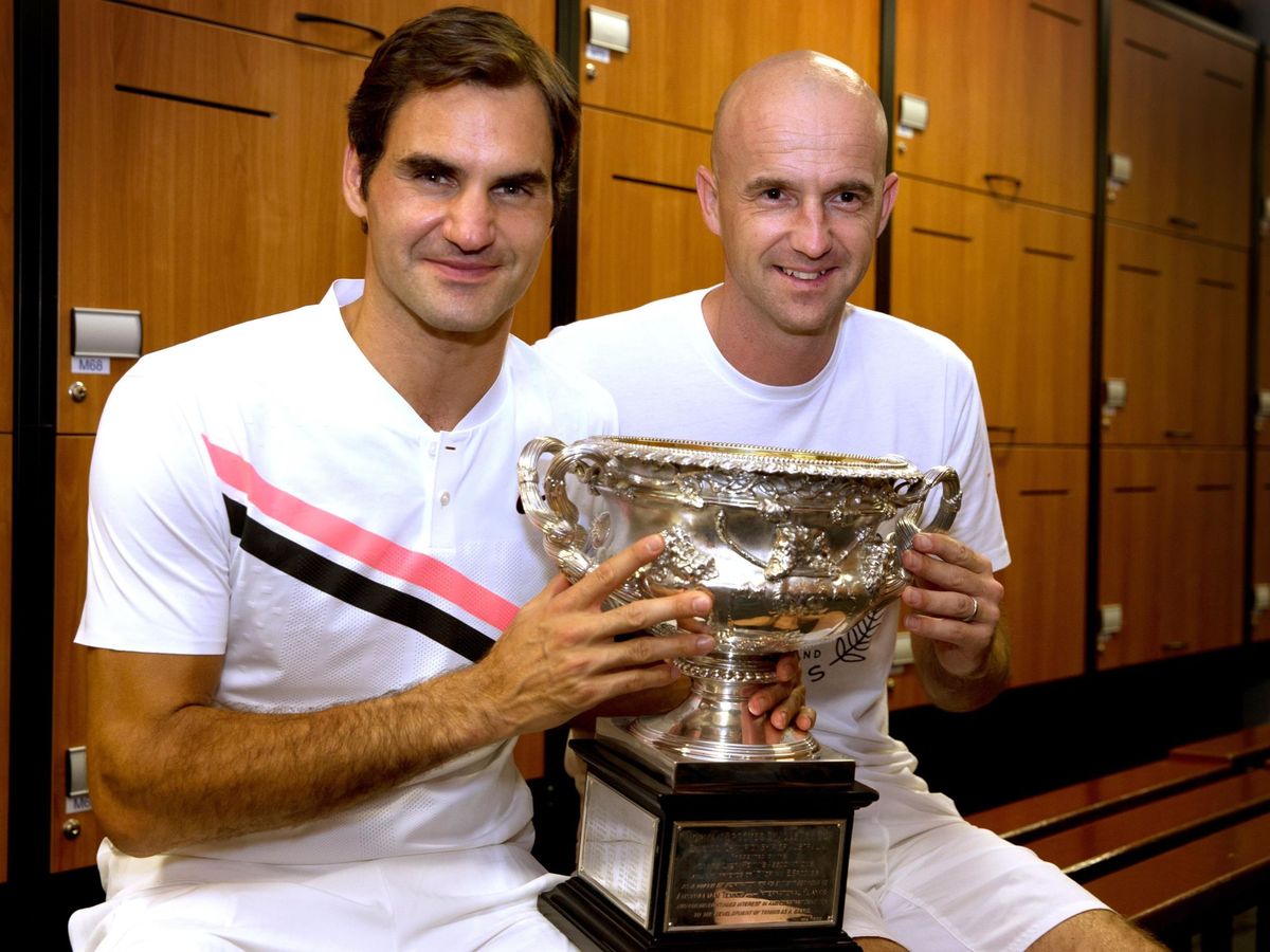 Foto: Roger Federer posa junto a su entrenador, Ivan Ljubicic como ganador del Open de Australia 2018. (REUTERS).