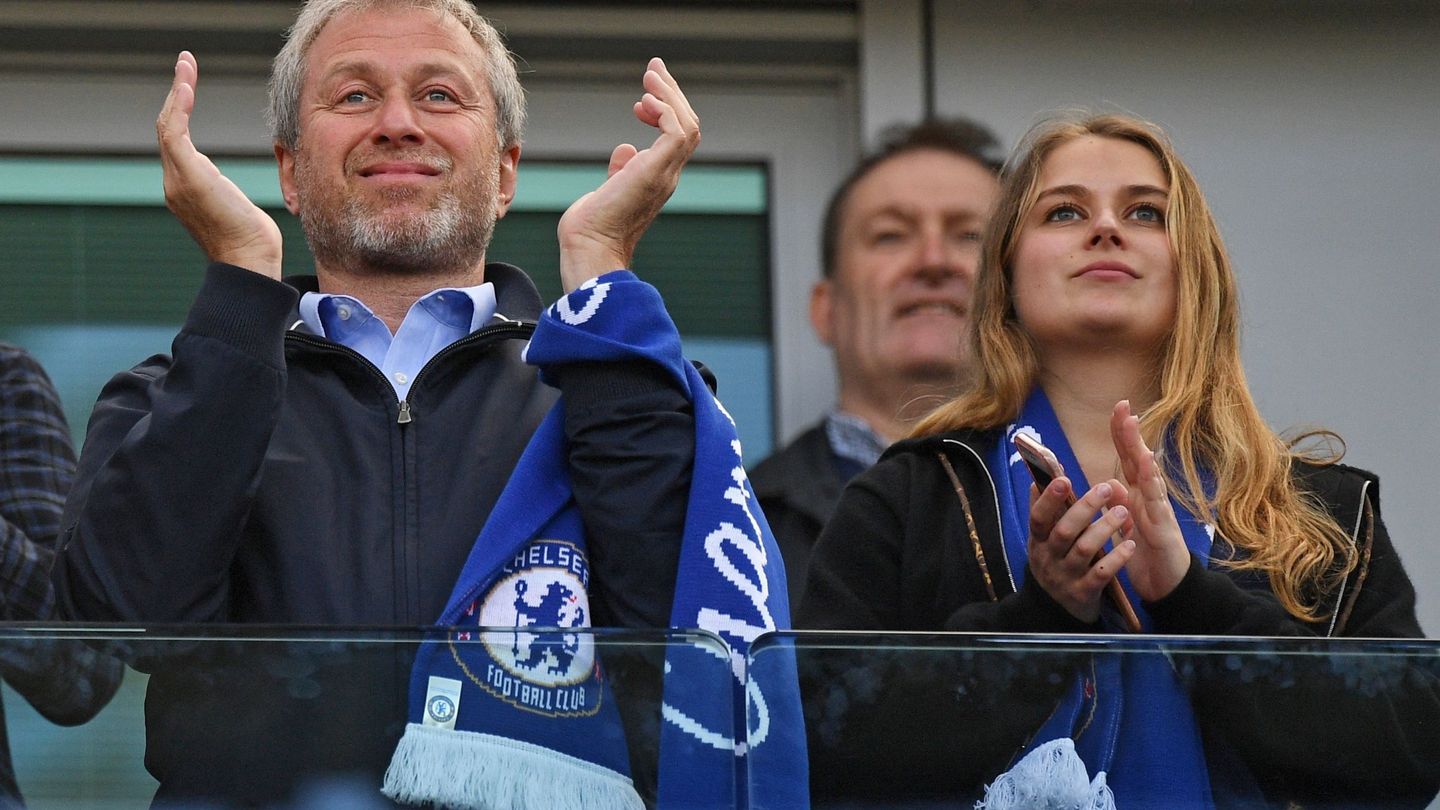 Abramovich y su hija, en el palco de Stamford Bridge durante un partido. (Reuters)