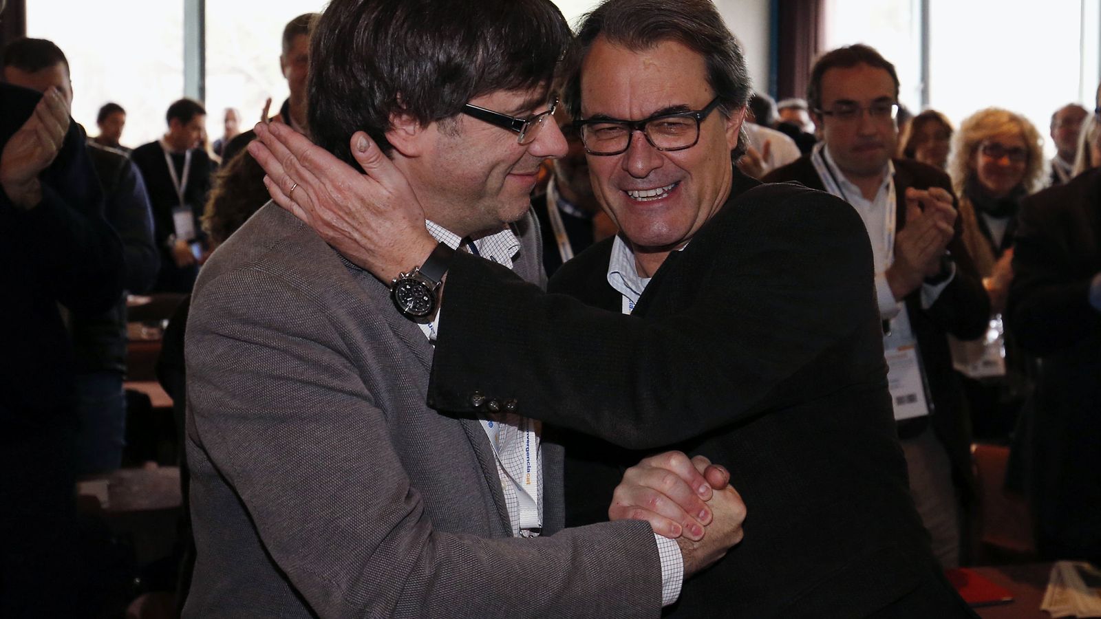 Foto: El presidente de la Generalitat, Carles Puigdemont, saluda al expresidente catalán y líder de Convergència Democràtica de Catalunya, Artur Mas, durante el consell nacional de los convergentes. (EFE)