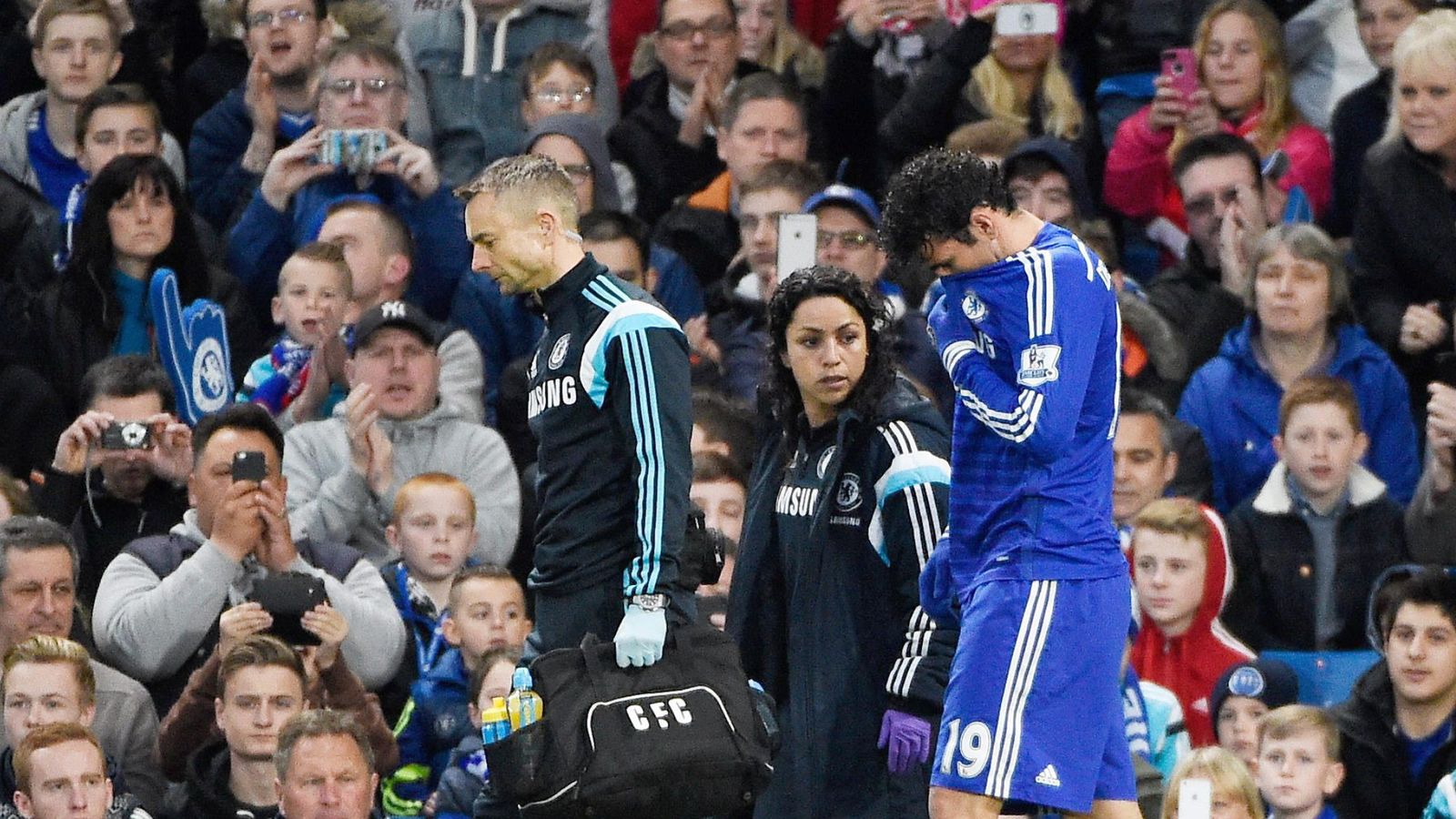Foto: Diego Costa tras recaer de su lesión en el Chelsea-Stoke City (EFE)