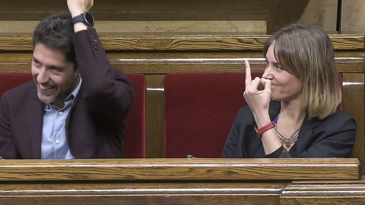 Peineta de la líder de los comunes a Vox en un pleno del Parlament marcado por la amnistía