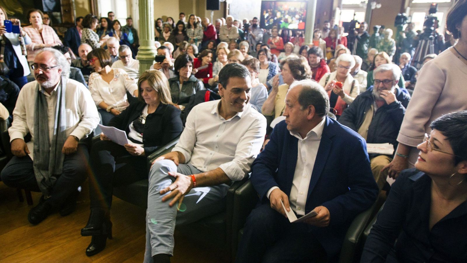 Foto: El secretario general del PSOE, Pedro Sánchez, conversa con el candidato a la presidencia de la Xunta de Galicia por el PSdeG PSOE, Xoaquín Fernández Leiceaga. (EFE)