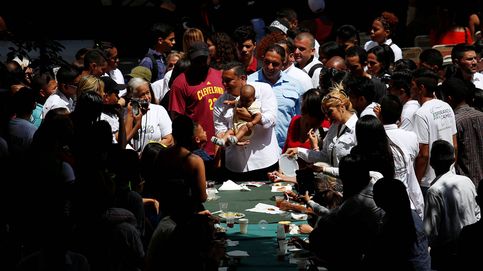 Rezos, reparto de sopa y dólares falsos para vencer a Maduro